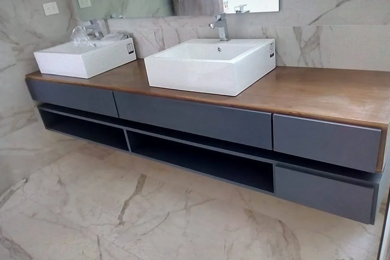 Mueble de lavabo doble con cubierta de madera y entrepaño abierto