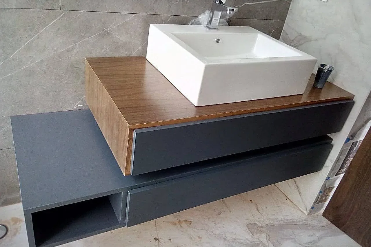 Mueble de lavabo sencillo con cubierta de madera sobre cajones lacados