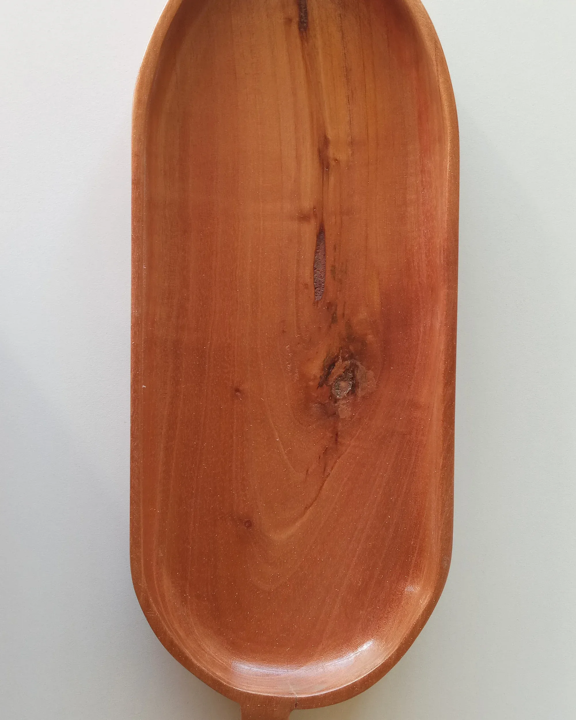 Charola alargada de madera maciza labrada en una sola pieza