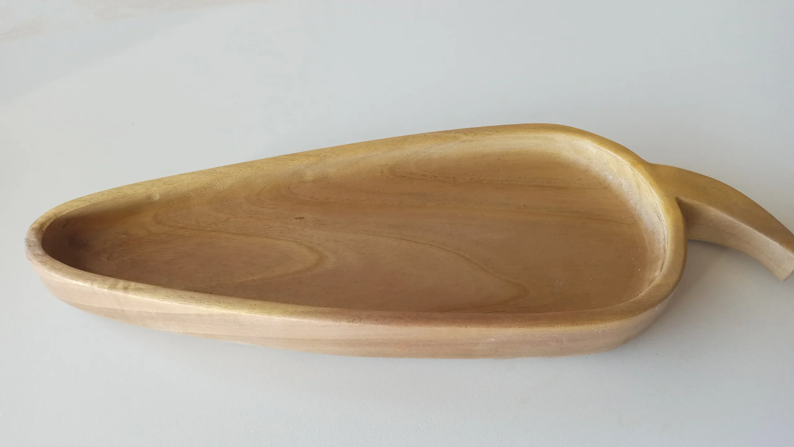 Charola con forma de hoja en madera clara
