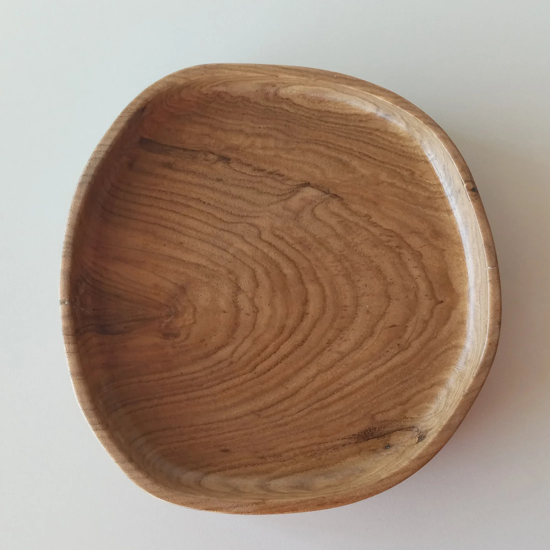 Plato de madera con la veta marcada, visto desde arriba