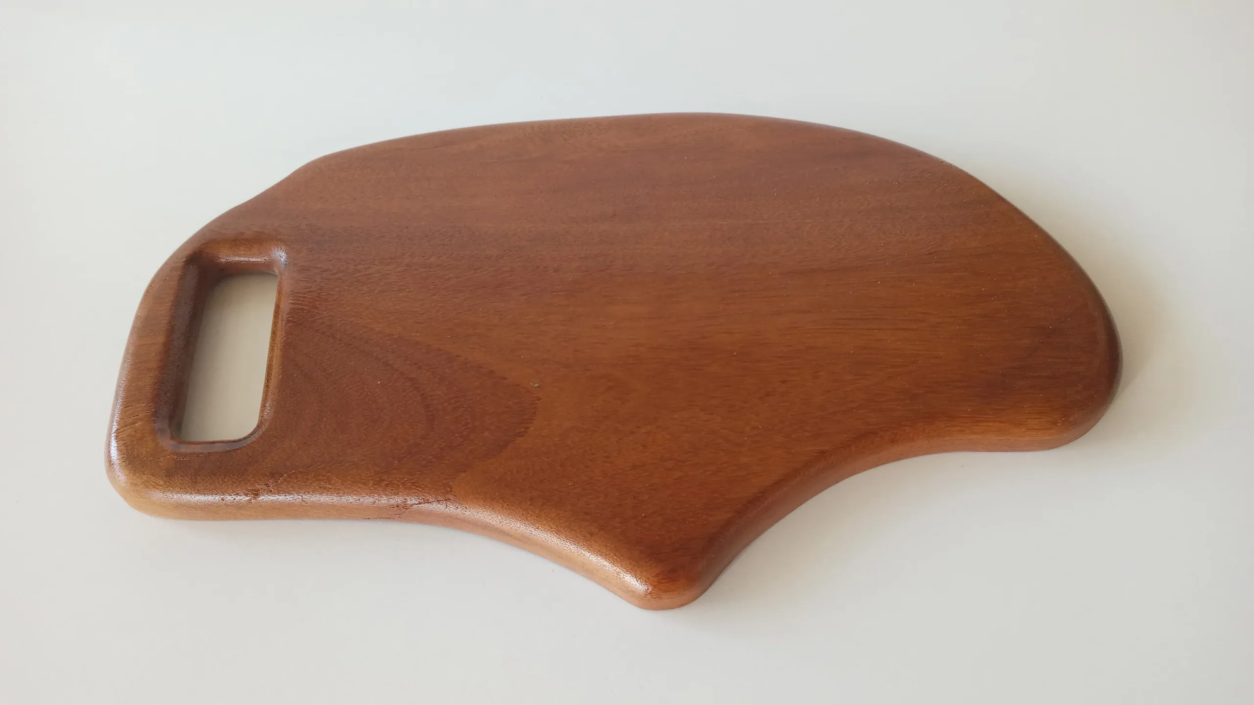 Tabla de servicio de madera oscura con asa calada