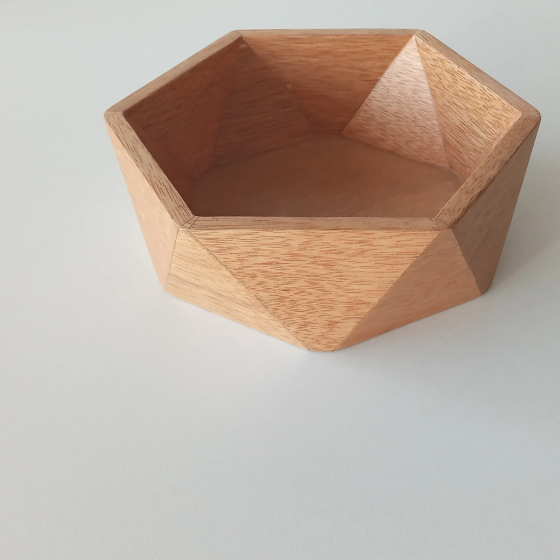 Bowl hexagonal de madera con las caras facetadas