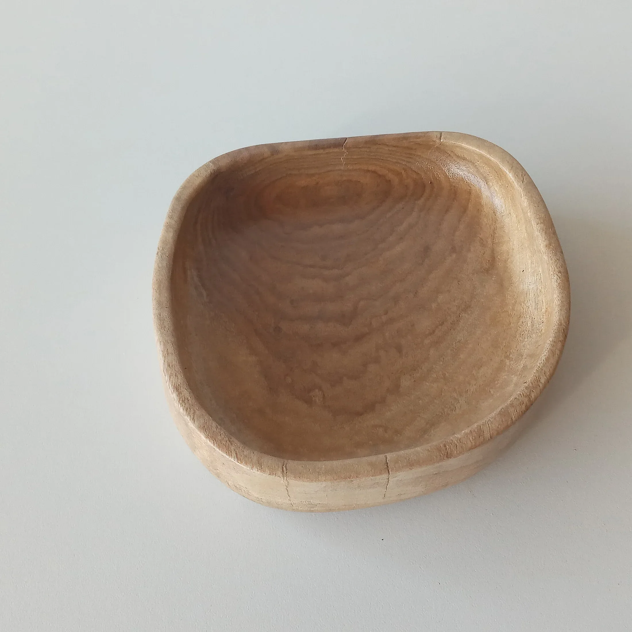 Plato hondo cuadrado de madera clara