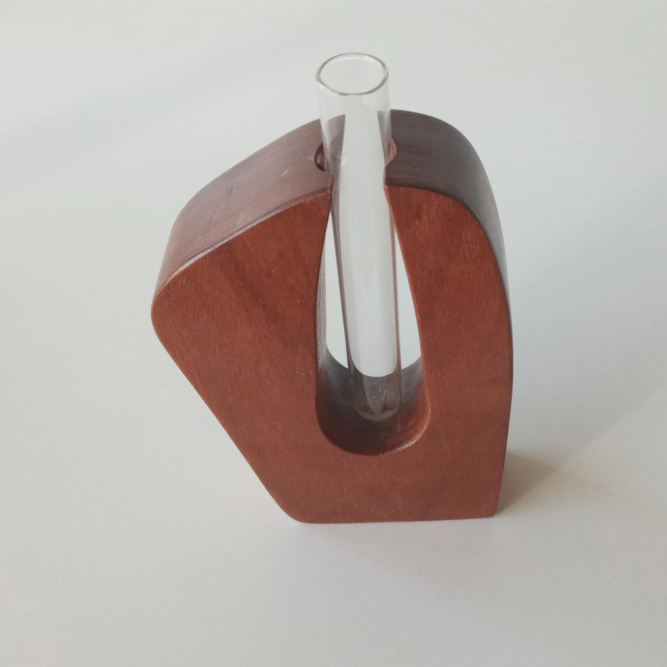 Florero de madera con tubo de ensayo