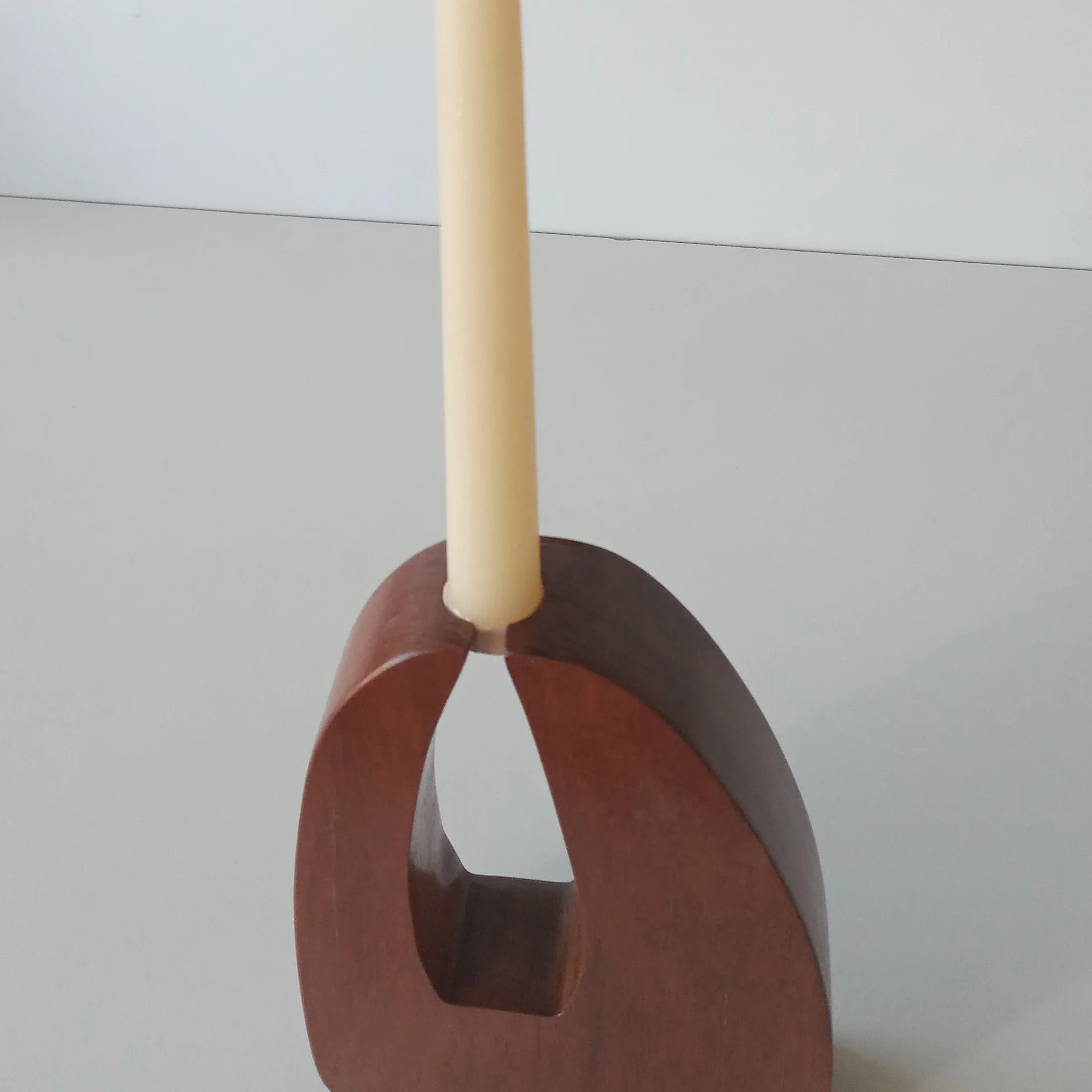 Candelero de madera labrado en una sola pieza