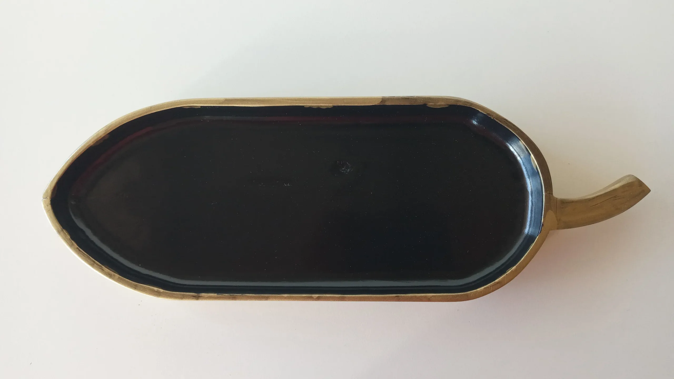 Charola ovalada de madera con el interior en negro brillante