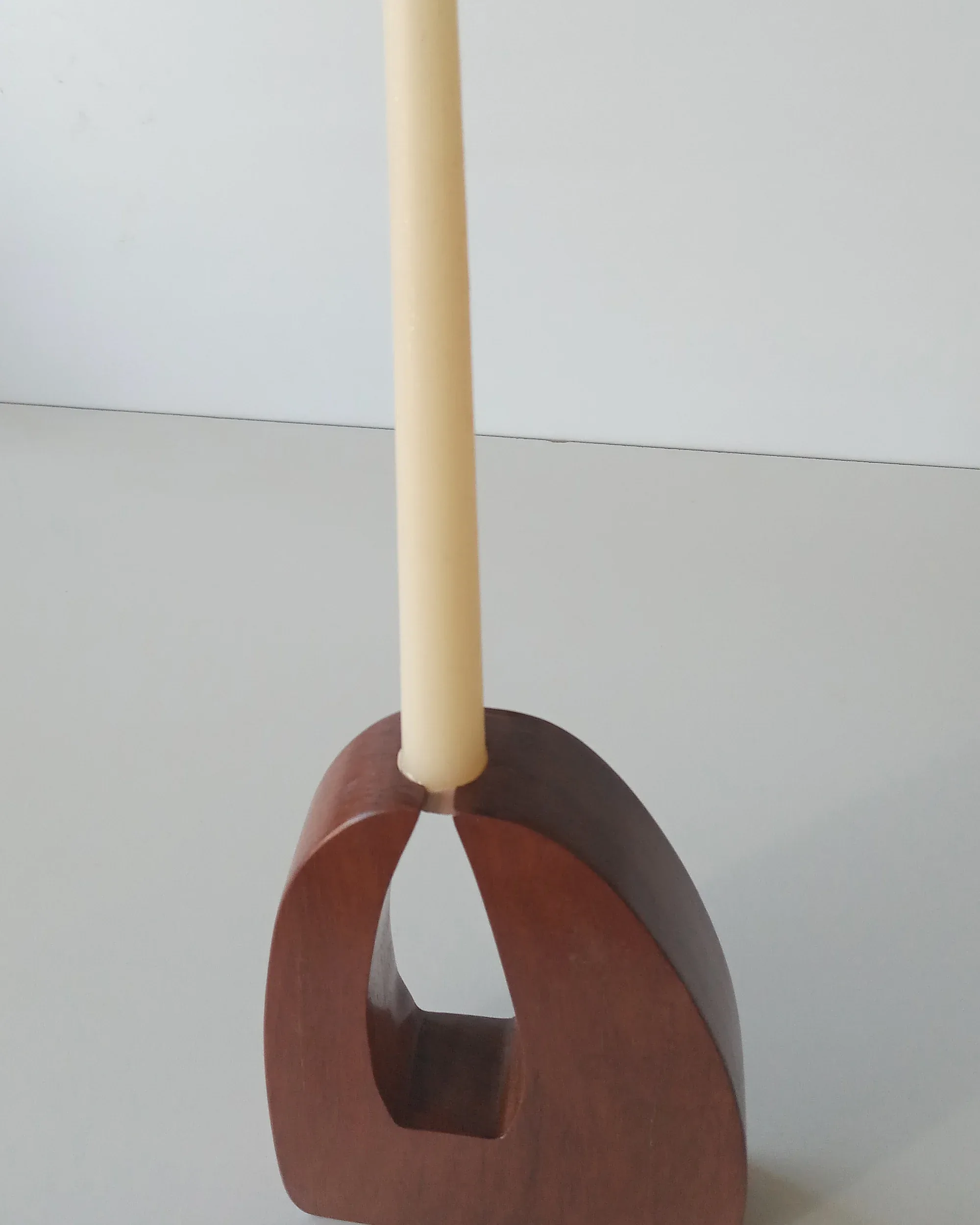 Candelero de madera maciza labrado en una sola pieza